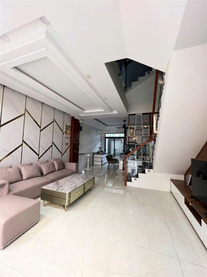 Bán nhà 3 lầu, 2 mt công viên kdc đào sư tích, 5x17m full nội thất cao cấp