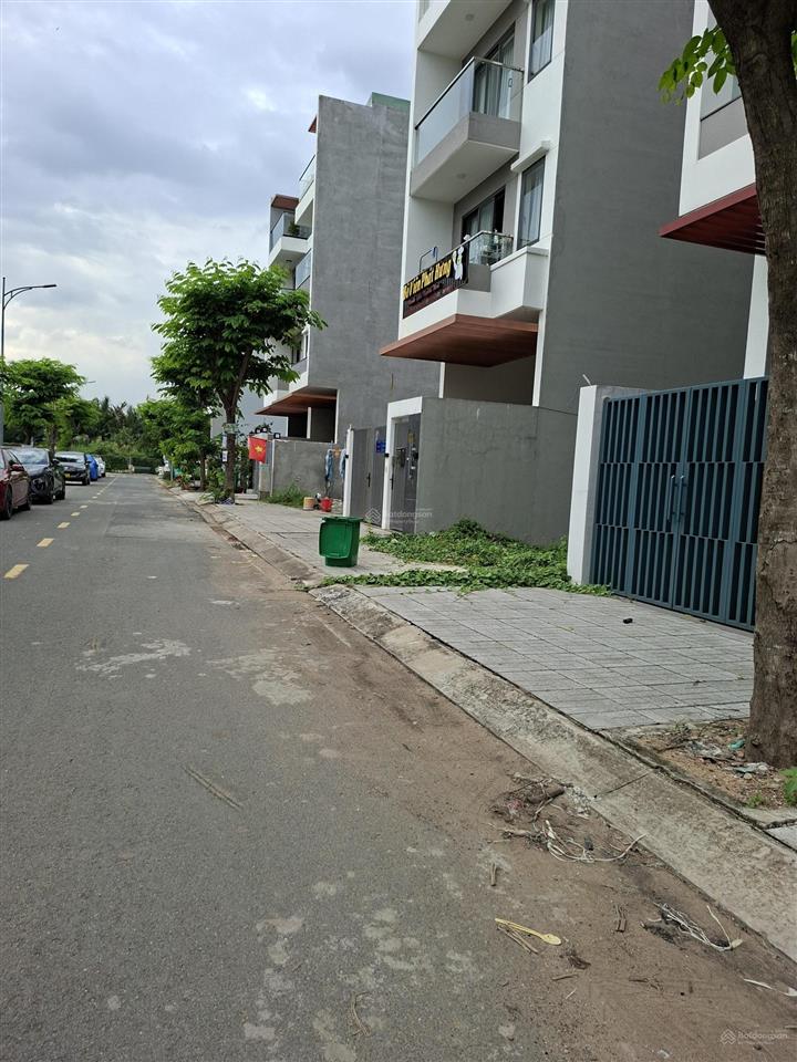 Viêu công viên 5x18.5=92m2 giá 8.2 tỷ , đường 12m