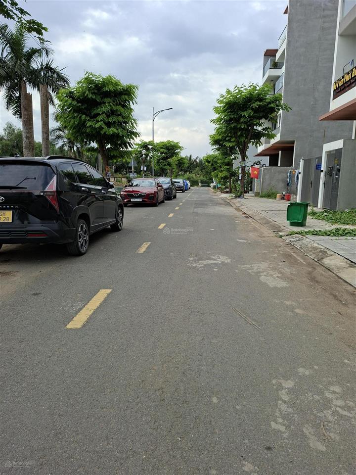 Viêu công viên 5x18.5=92m2 giá 8.2 tỷ , đường 12m