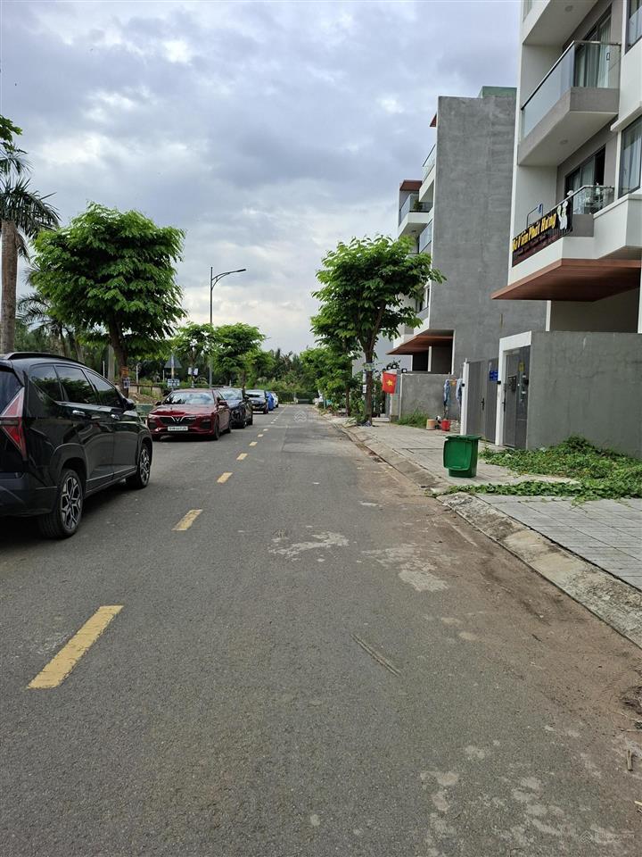 Viêu công viên 5x18.5=92m2 giá 8.2 tỷ , đường 12m