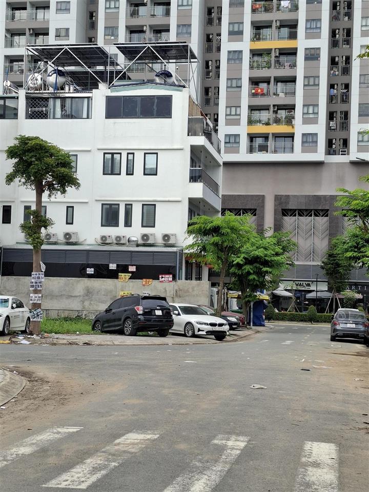 Viêu công viên 5x18.5=92m2 giá 8.2 tỷ , đường 12m