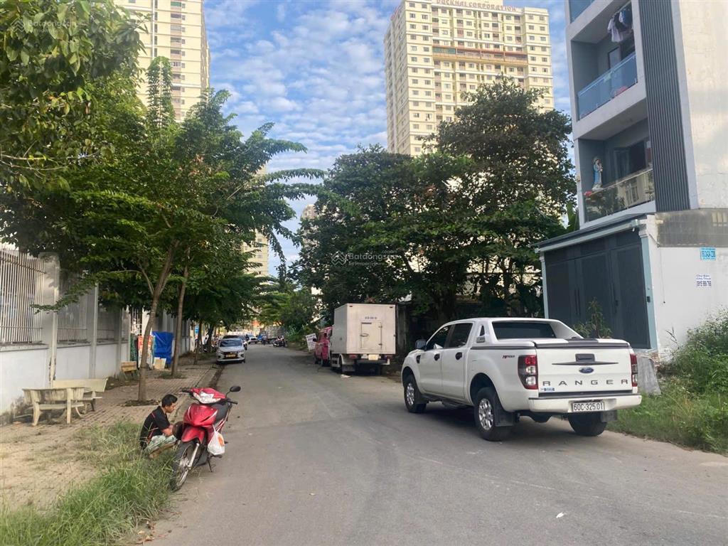 Đất khu phú mỹ đường phạm hữu lầu quận 7 giá 8 tỷ, 90m2 đường nhựa 6m