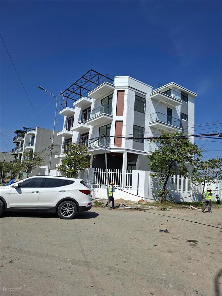 Căn góc mặt tiền đường rộng 12m vị trí đẹp 8 x18.5=140m2 giá 9.5 tỷ