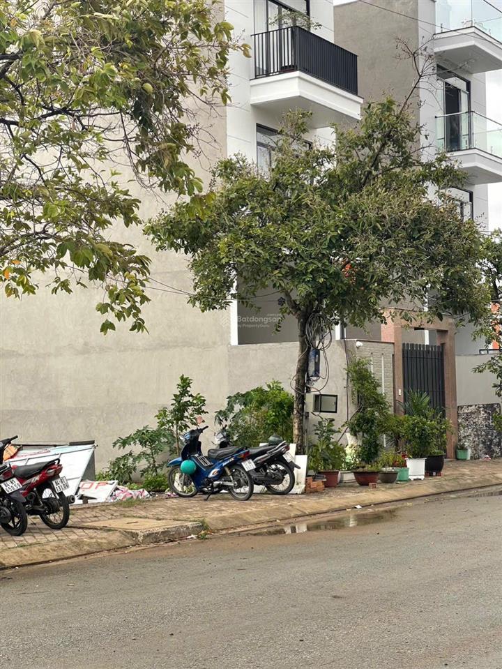 Căn góc mặt tiền đường rộng 12m vị trí đẹp 8 x18.5=140m2 giá 9.5 tỷ
