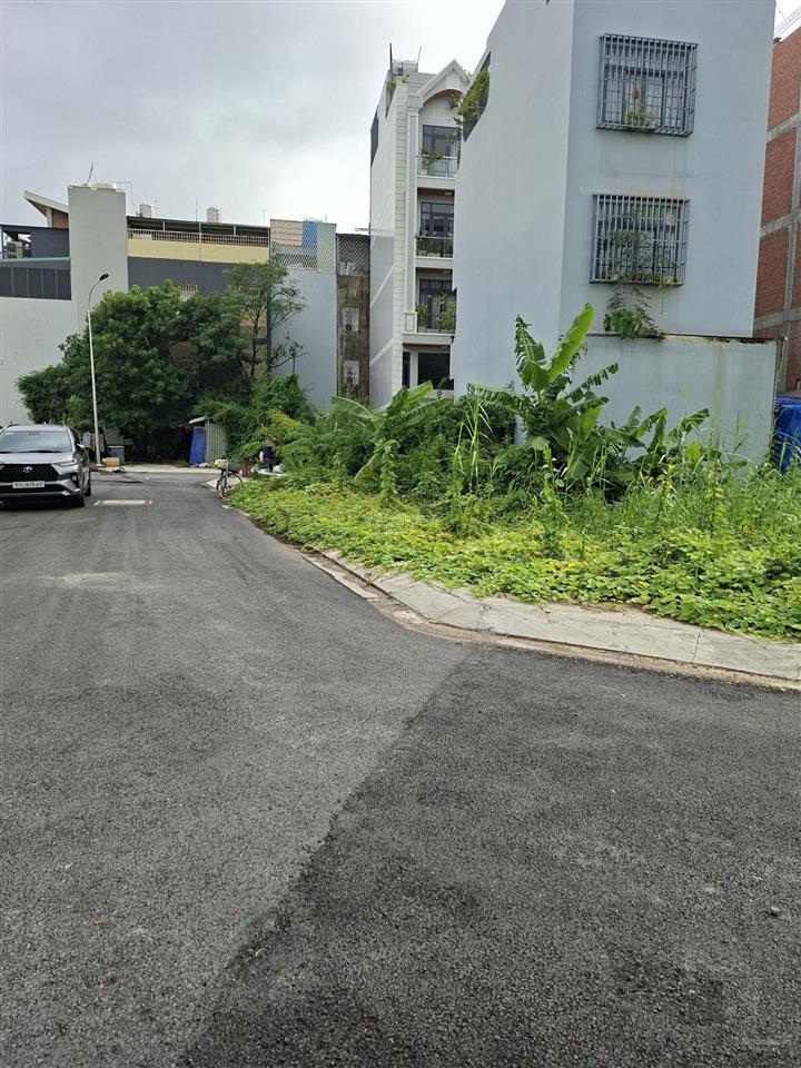 Đất đường nhựa 8m vị trí đẹp 61.8m2, giá 7.2 tỷ sổ riêng