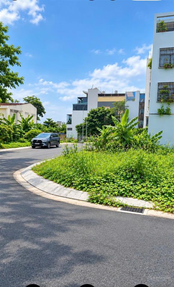 Đất đường hoàng quốc việt 5x12.1m=60.5m2 vị trí đẹp giá 6.8tỷ, sổ riêng