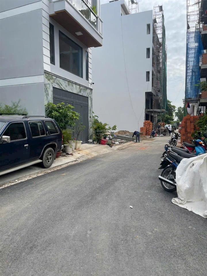 Đất đường hoàng quốc việt 5x12.1m=60.5m2 vị trí đẹp giá 6.8tỷ, sổ riêng