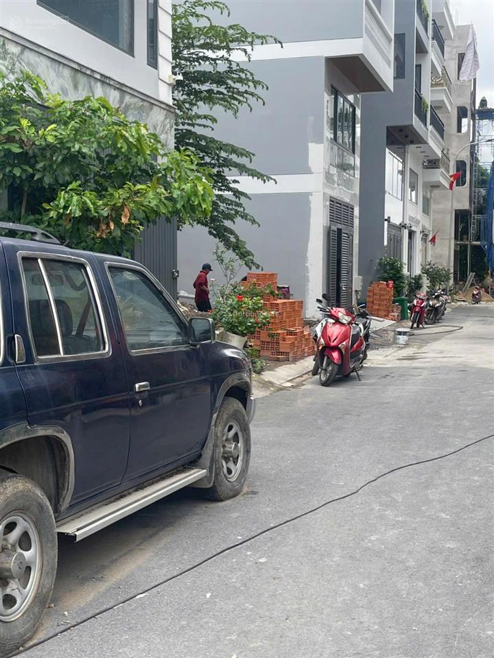 Đất đường hoàng quốc việt 5x12.1m=60.5m2 vị trí đẹp giá 6.8tỷ, sổ riêng