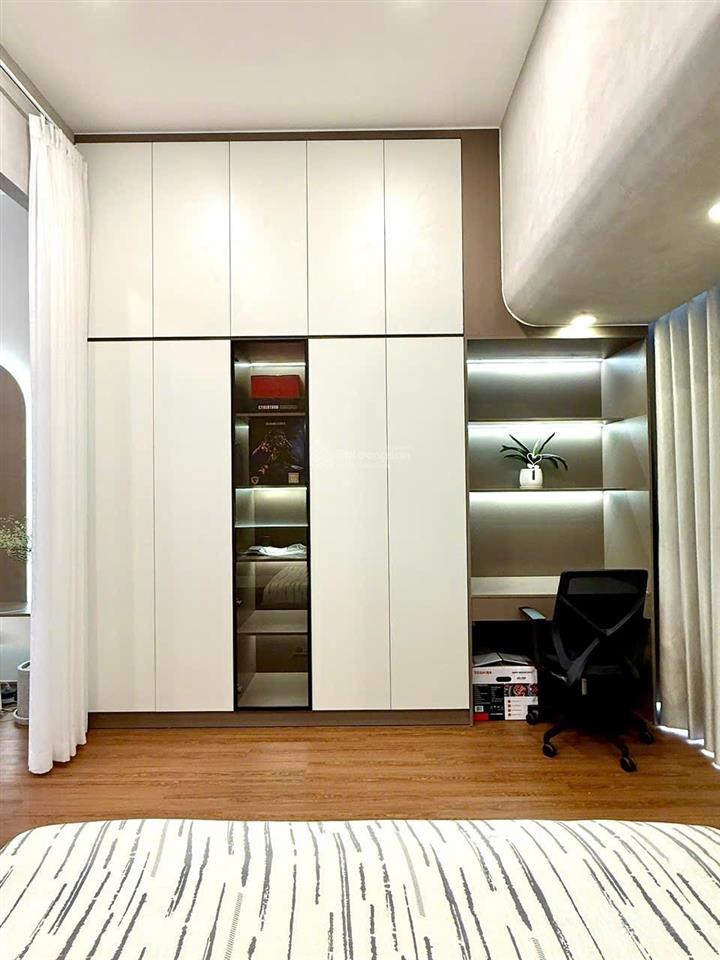 Bán căn studio sang, xịn và đẳng cấp. mua là dọn vào ở ngay, giá 4,7 tỷ. nội thất mới 100%.