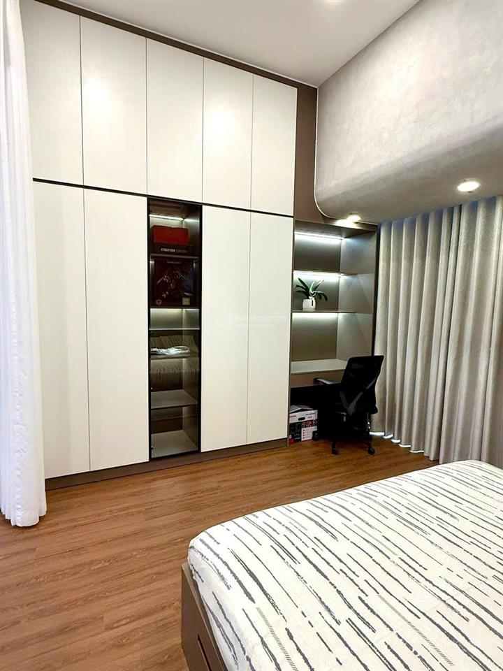 Bán căn studio sang, xịn và đẳng cấp. mua là dọn vào ở ngay, giá 4,7 tỷ. nội thất mới 100%.