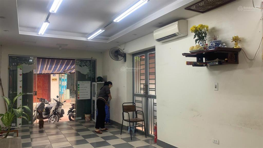 Cho thuê tt tầng 1 đẹp ngõ đường lương khánh thiện, ô tô đỗ cửa dt 70m2, 2 ngủ , gđ ở, kd, 9.5tr