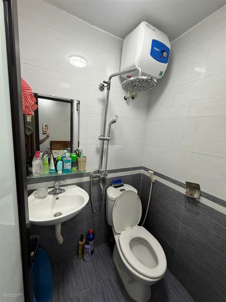 Cho thuê ccmn sạch đẹp toà nhà 8 tầng ngõ 242 xã đàn, dt 50m2, 01pn, sạch đẹp full đồ, 6,5tr