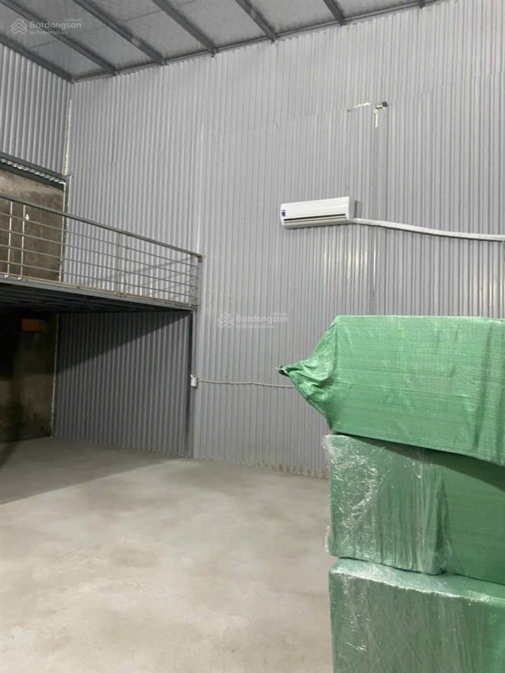 Cho thuê kho xưởng đẹp hạ yên quyết, 135m² + 30m² gác sép = dtsd 155m². tải 2,5 tấn đỗ cửa 15,5tr