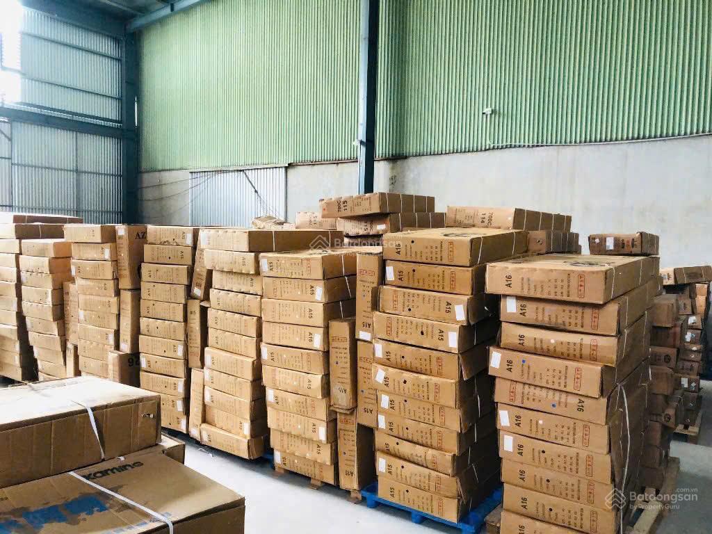 Cho thuê kho xưởng đẹp hạ yên quyết, 135m² + 30m² gác sép = dtsd 155m². tải 2,5 tấn đỗ cửa 15,5tr
