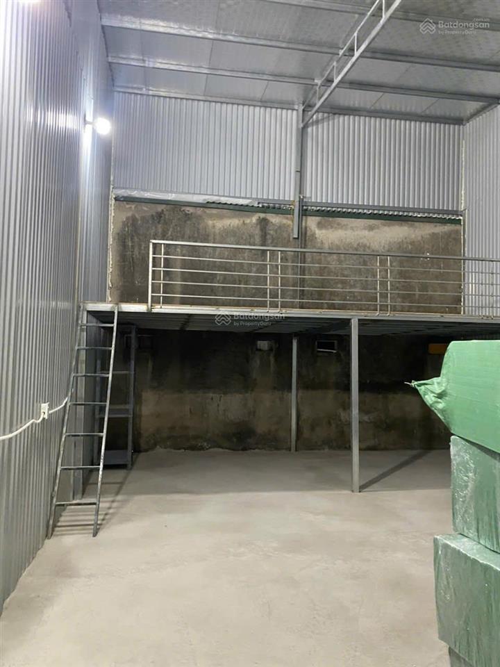 Cho thuê kho xưởng đẹp hạ yên quyết, 135m² + 30m² gác sép = dtsd 155m². tải 2,5 tấn đỗ cửa 15,5tr