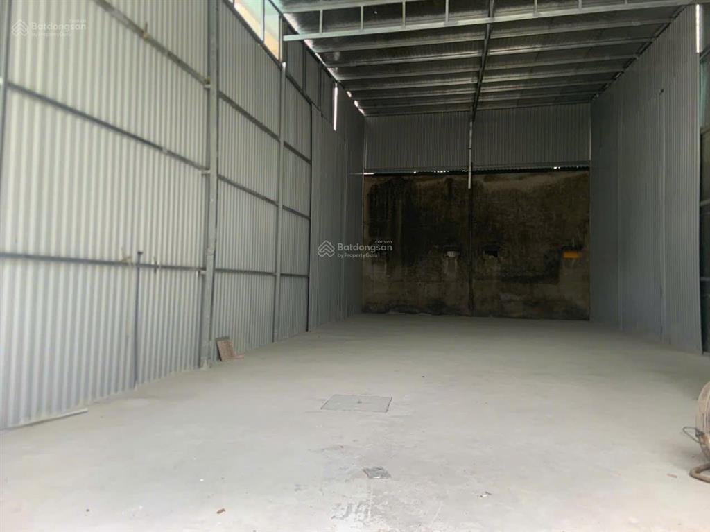 Cho thuê kho xưởng đẹp hạ yên quyết, 135m² + 30m² gác sép = dtsd 155m². tải 2,5 tấn đỗ cửa 15,5tr