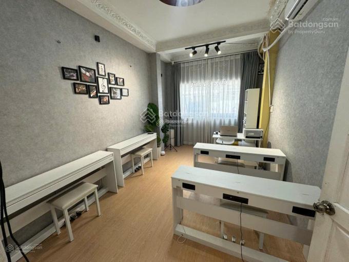 Mặt tiền kinh doanh huỳnh văn bánh đoạn đẹp kết cấu 4 lầu vỉa hè để xe rộng. giá chỉ 9.5 tỷ tl
