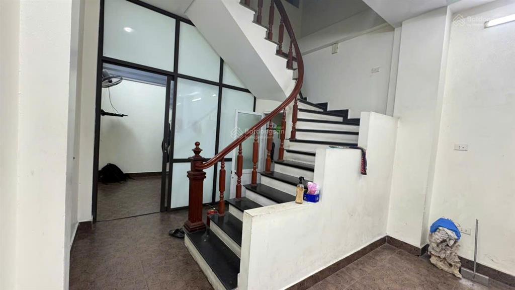 Mặt phố nguyễn công hoà  kinh doanh sầm uất  vỉa hè rộng nhà ở luôn