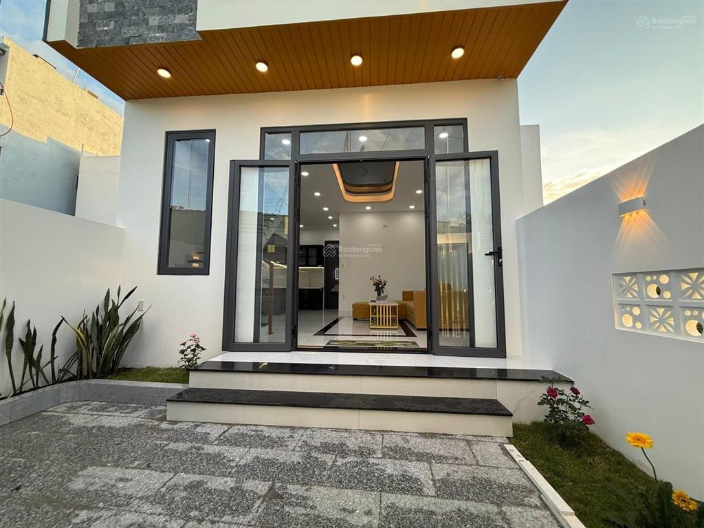 Bán nhà 2 tầng mới vĩnh trung, nha trang
* cách đường 23/10 chỉ 150m, gần siêu thị mega 0905 081 ***