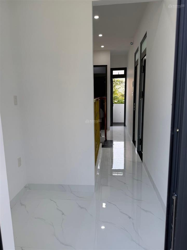 Bán nhà 2 tầng mới vĩnh trung, nha trang
* cách đường 23/10 chỉ 150m, gần siêu thị mega 0905 081 ***