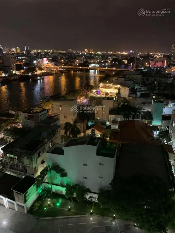 Căn hộ lô a lầu tầm trung view sông, nhìn cầu kênh tẻ ngắm pháo bông