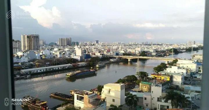 Căn hộ lô a lầu tầm trung view sông, nhìn cầu kênh tẻ ngắm pháo bông