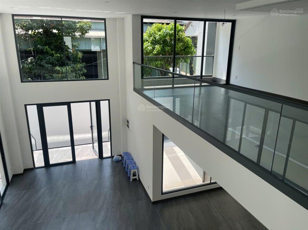 Cho thuê văn phòng mt đường tạ hiện, dt 11x20m, hầm  7 tầng sàn trống.  quân 0901 380 ***