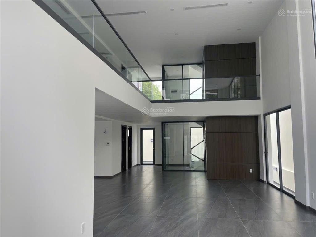 Cho thuê văn phòng mt đường tạ hiện, dt 11x20m, hầm  7 tầng sàn trống.  quân 0901 380 ***