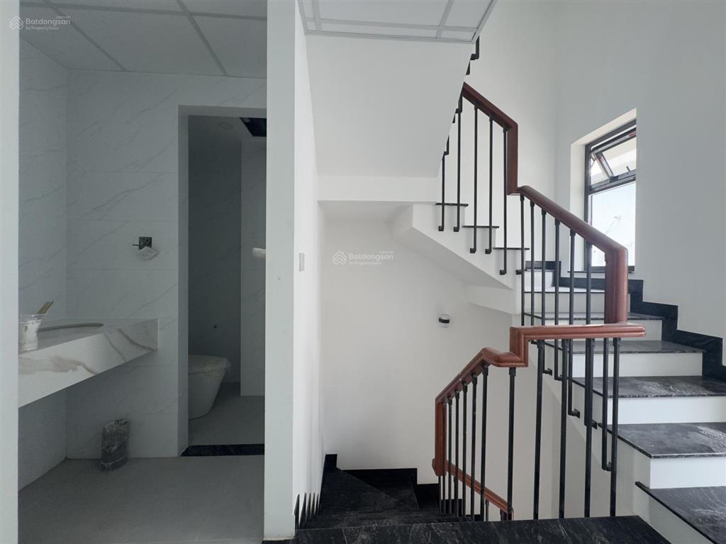 Cho thuê văn phòng trương văn bang, 5x20m.hầm 4 tầng sàn trống.quân 0901 380 ***