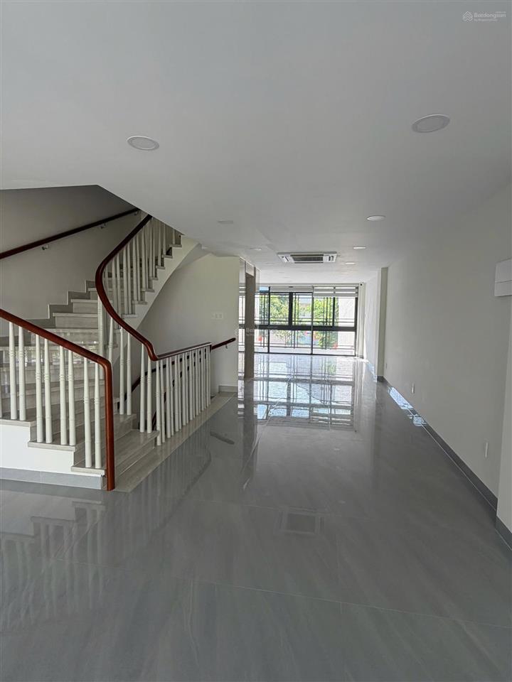 Cho thuê mặt bằng vp, dt 5x20m. hầm  3 tầng. chỉ 40tr/th. quân 0901 380 ***