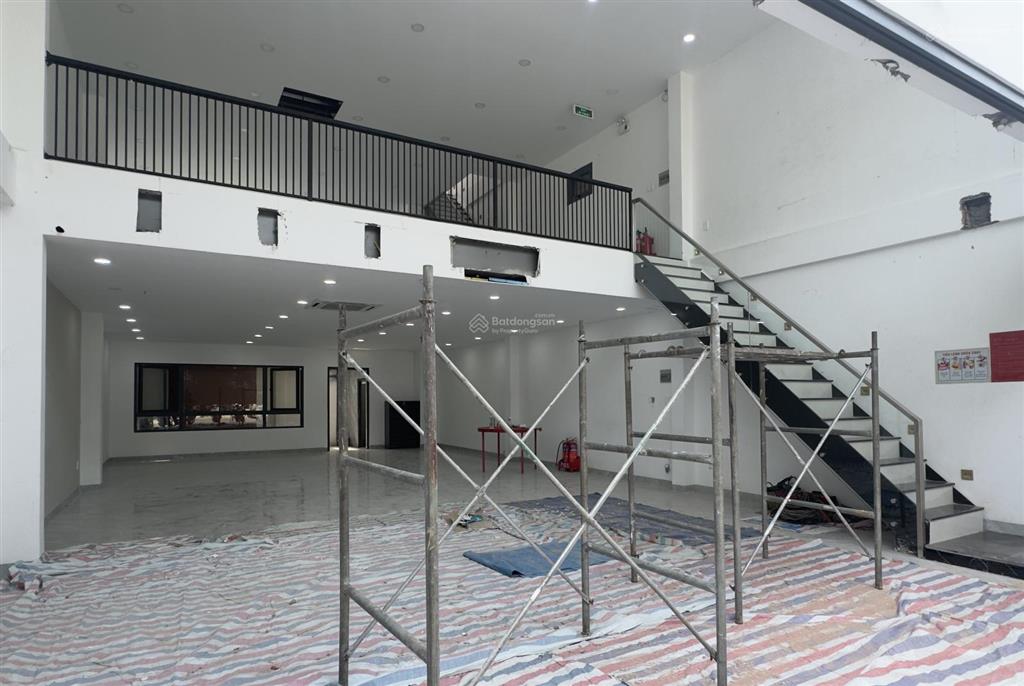 Cho thuê nhà mt nguyễn thanh sơn,dt 8x20m.trệt 2 lầu sàn trống.  quân 0901 380 ***