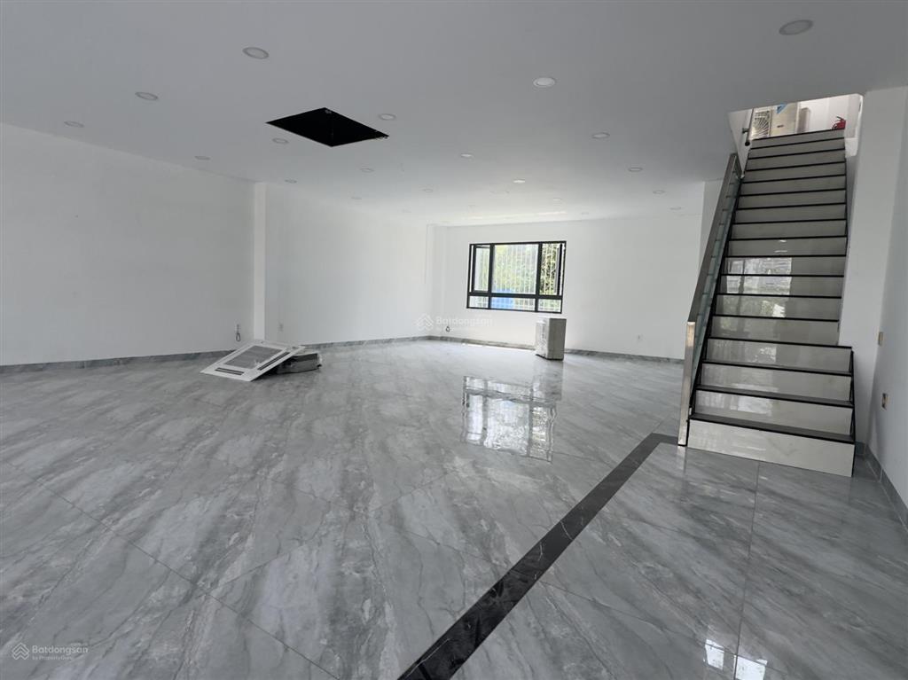 Cho thuê nhà mt nguyễn thanh sơn,dt 8x20m.trệt 2 lầu sàn trống.  quân 0901 380 ***