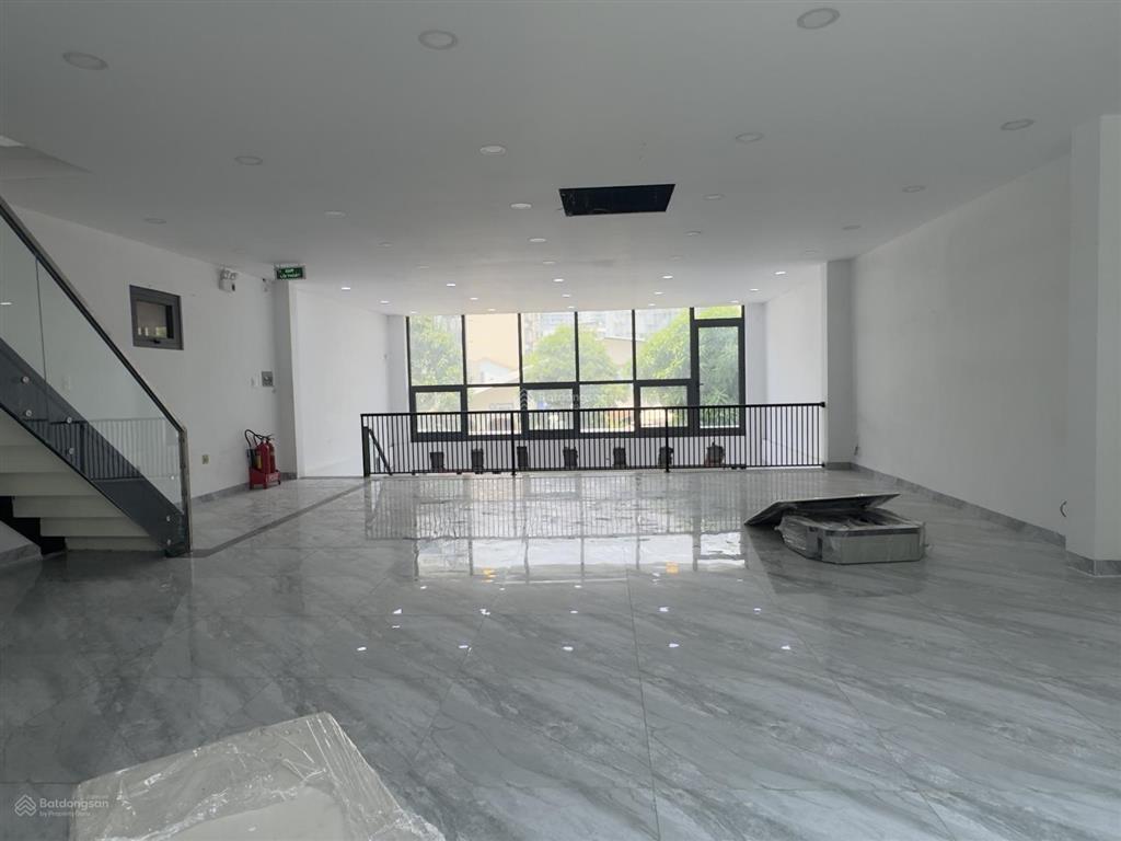 Cho thuê nhà mt nguyễn thanh sơn,dt 8x20m.trệt 2 lầu sàn trống.  quân 0901 380 ***