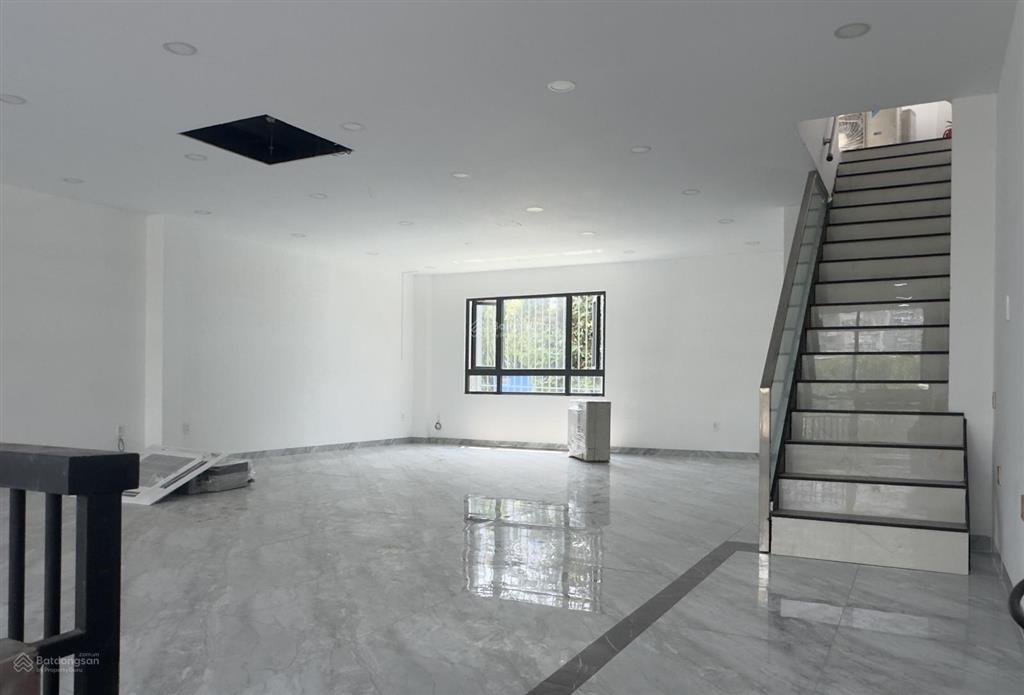 Cho thuê nhà mt nguyễn thanh sơn,dt 8x20m.trệt 2 lầu sàn trống.  quân 0901 380 ***