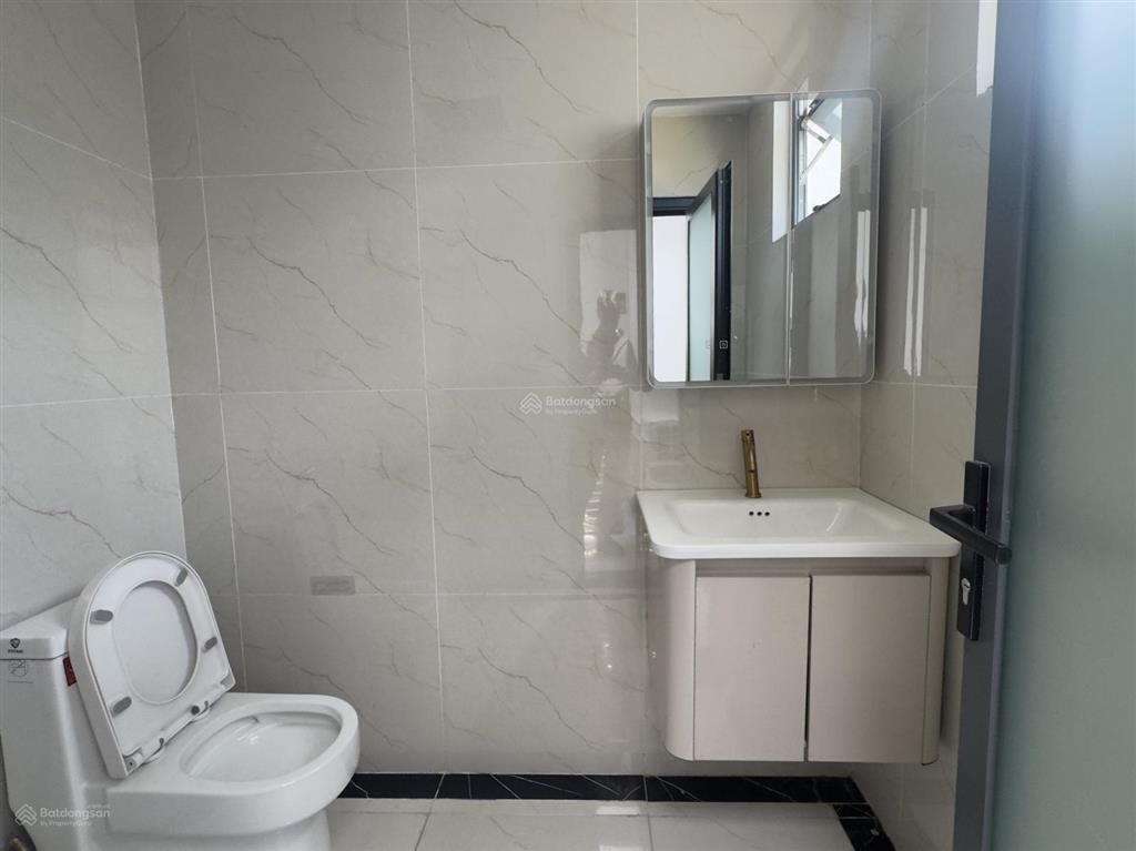 Cho thuê nhà mt nguyễn thanh sơn,dt 8x20m.trệt 2 lầu sàn trống.  quân 0901 380 ***