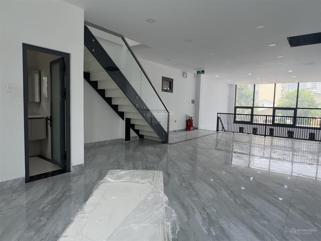 Cho thuê nhà mt nguyễn thanh sơn,dt 8x20m.trệt 2 lầu sàn trống.  quân 0901 380 ***