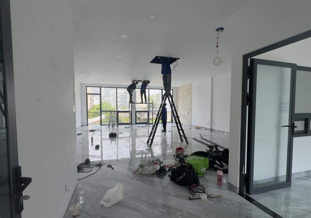 Cho thuê nhà mt nguyễn thanh sơn,dt 8x20m.trệt 2 lầu sàn trống.  quân 0901 380 ***