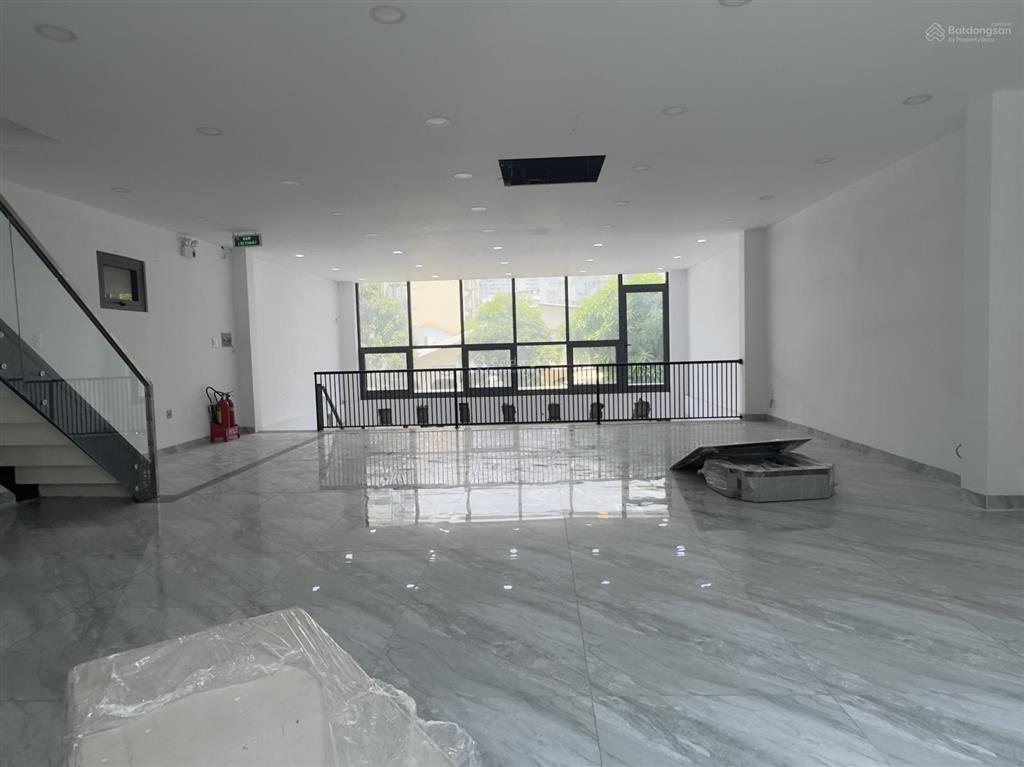 Cho thuê nhà mt nguyễn thanh sơn,dt 8x20m.trệt 2 lầu sàn trống.  quân 0901 380 ***