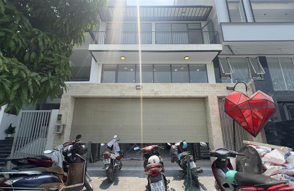 Cho thuê nhà mt nguyễn thanh sơn,dt 8x20m.trệt 2 lầu sàn trống.  quân 0901 380 ***