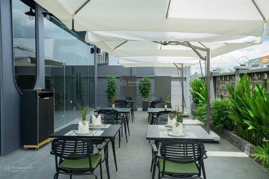 Toà nhà mt lê hiến mai, dt 15x20m. trệt  3 lầu sân thượng. giá 180tr/th.  quân 0901 380 ***