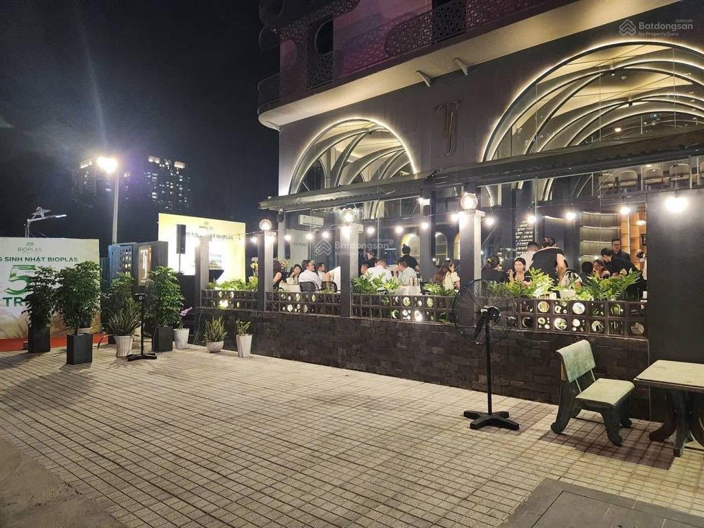 Toà nhà mt lê hiến mai, dt 15x20m. trệt  3 lầu sân thượng. giá 180tr/th.  quân 0901 380 ***