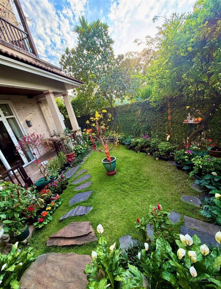 Cho thuê biệt thự 3 tầng view sông, góc 2 mặt tiền, đầy đủ nội thất.  quân 0901 380 ***