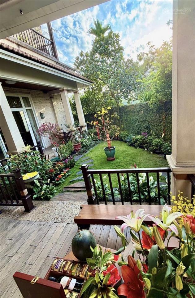 Cho thuê biệt thự 3 tầng view sông, góc 2 mặt tiền, đầy đủ nội thất.  quân 0901 380 ***