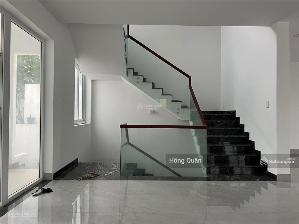 Cho thuê biệt thự làm văn phòng dt 10x18m, hầm, trệt, 3 lầu, giá 85tr. quân 0901 380 ***