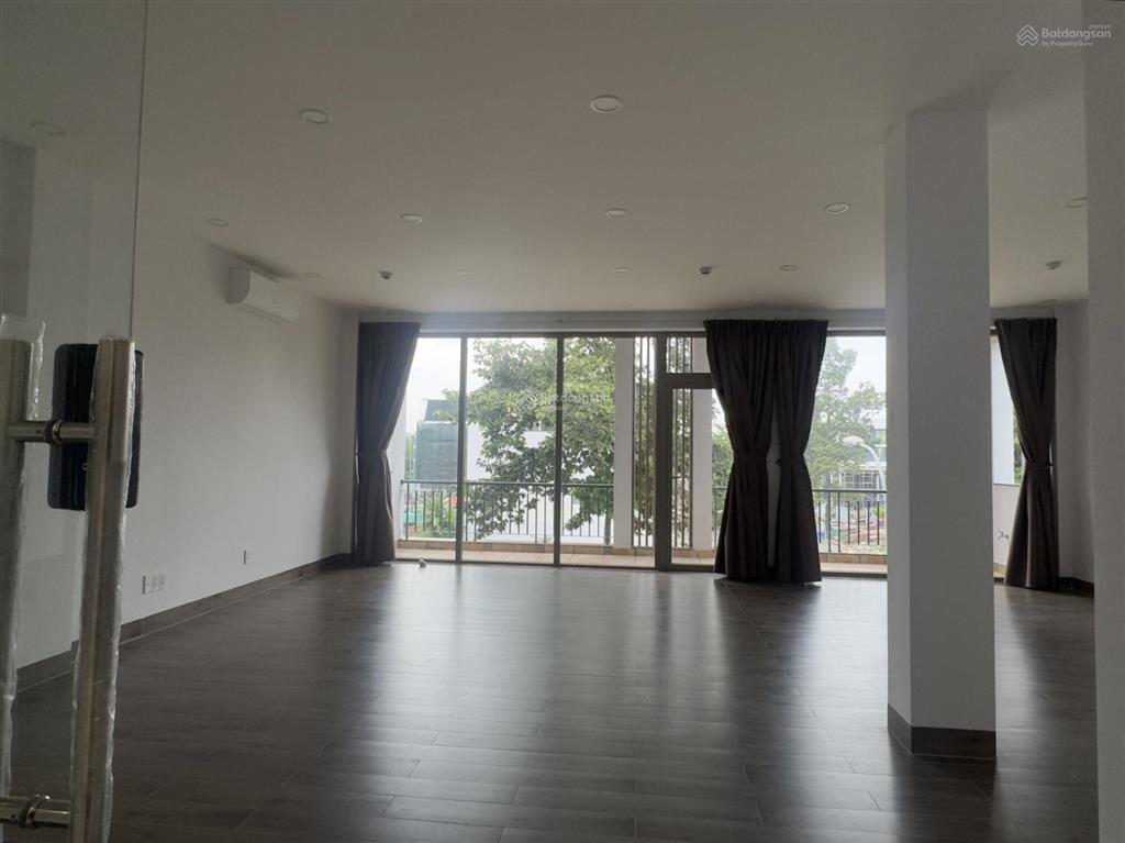 Cho thuê nguyên căn 8x20m. hầm  6 tầng, 10 phòng. giá 145tr/th. quân 0901 380 ***