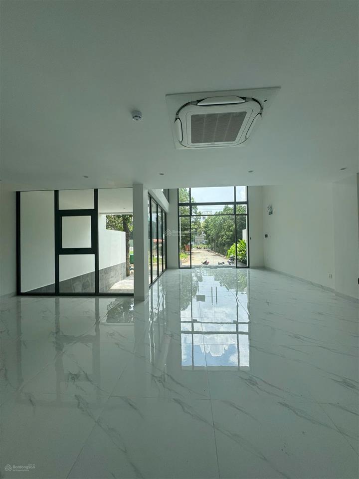 Cho thuê văn phòng 8x18m hầm  4 tầng sàn trống. giá thuê 70tr/th,  quân 0901 380 ***