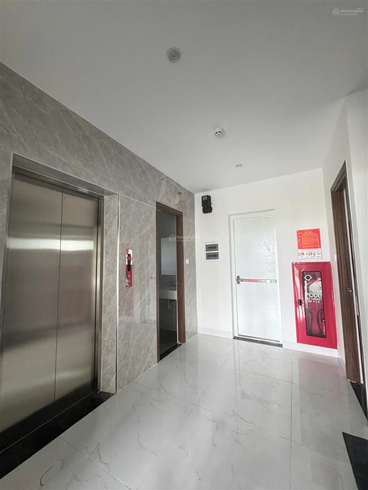 Cho thuê văn phòng 8x18m hầm  4 tầng sàn trống. giá thuê 70tr/th,  quân 0901 380 ***