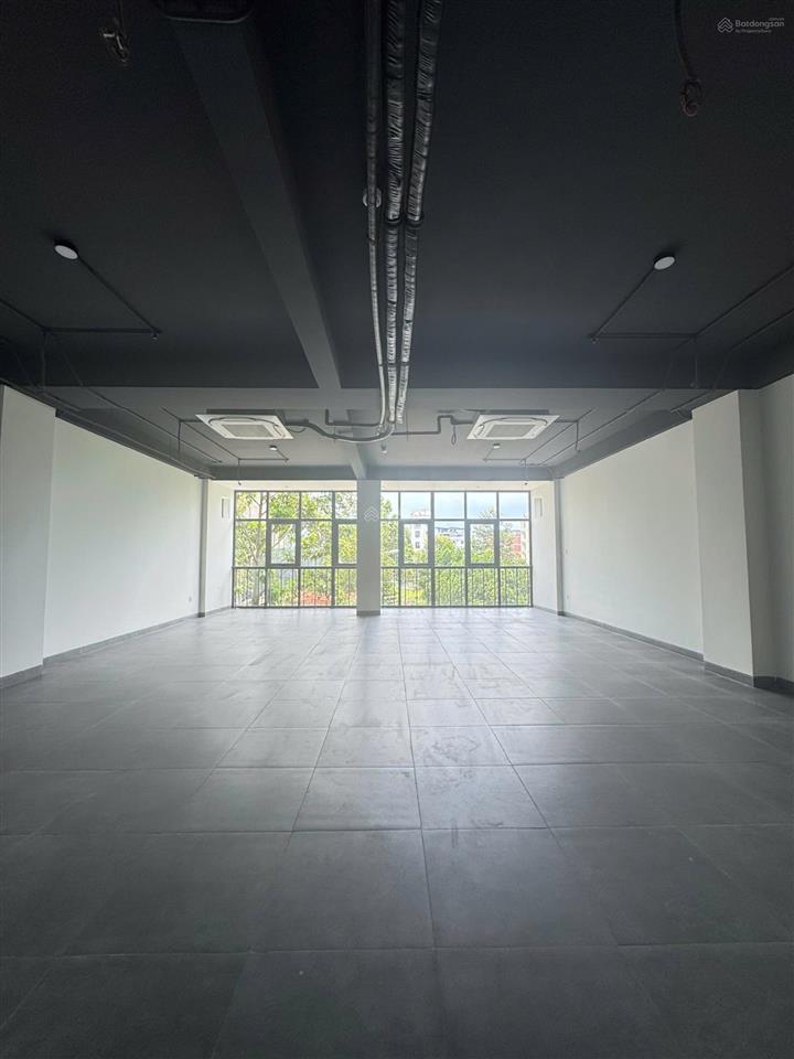 Cho thuê văn phòng 8x18m hầm  4 tầng sàn trống. giá thuê 70tr/th,  quân 0901 380 ***