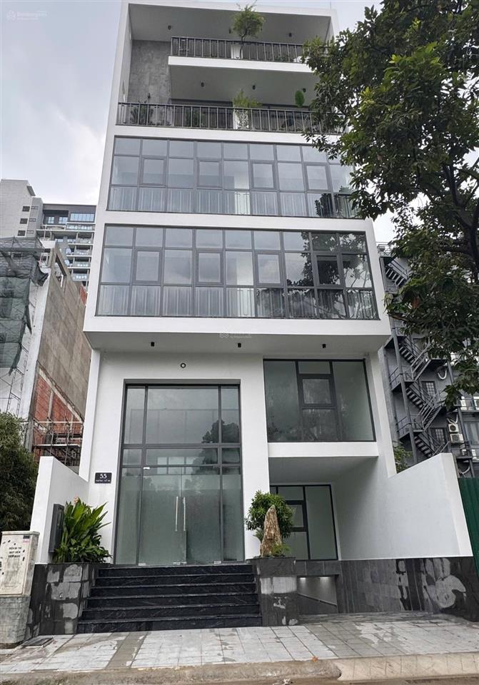 Cho thuê văn phòng 8x18m hầm  4 tầng sàn trống. giá thuê 70tr/th,  quân 0901 380 ***