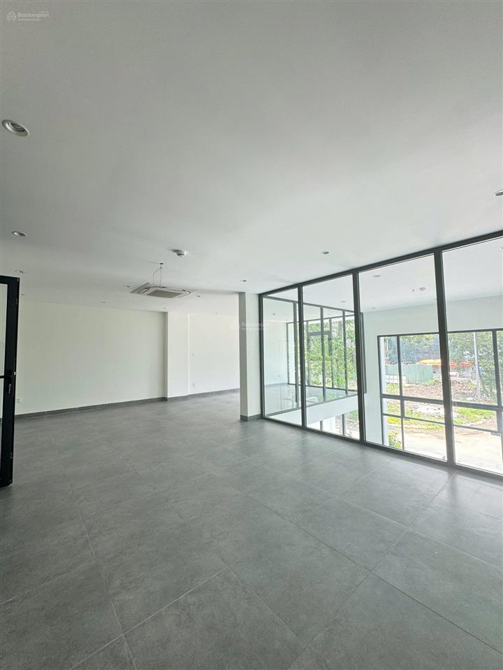 Cho thuê văn phòng 8x18m hầm  4 tầng sàn trống. giá thuê 70tr/th,  quân 0901 380 ***